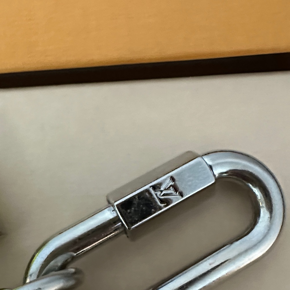 Louis Vuitton 💯% Authentic Neon Green Key Chain w Dustbag & Box. Excellent Con’d - Picture 4 of 10